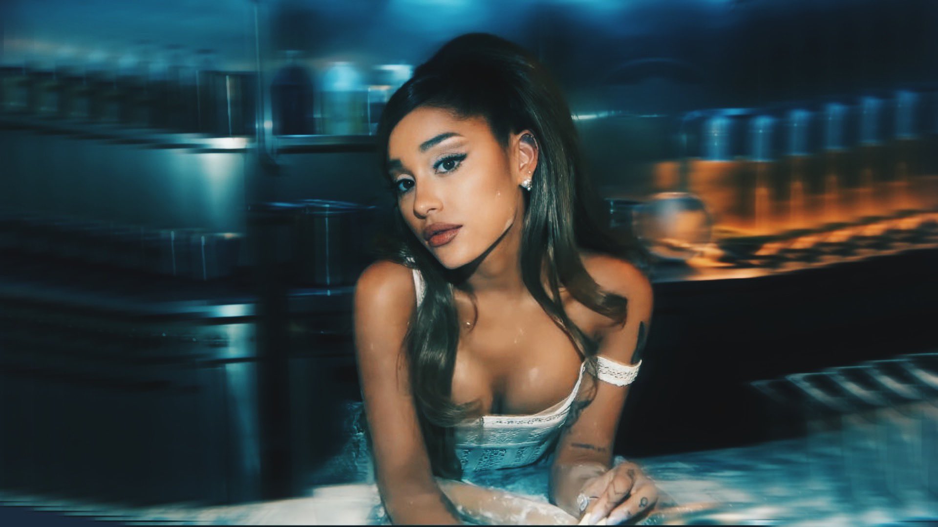 Ariana Grande Wallpaper