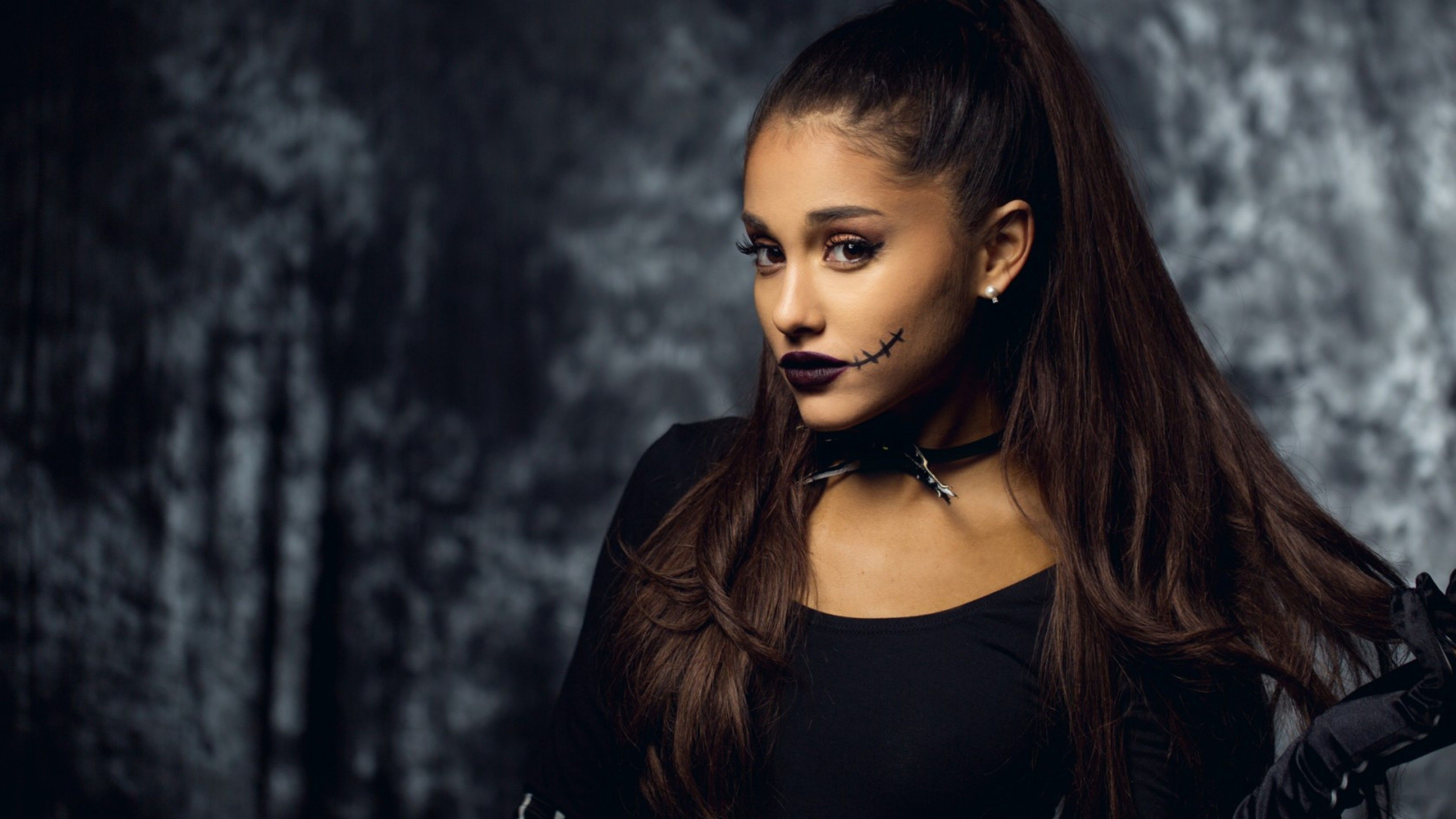 Ariana Grande Wallpaper